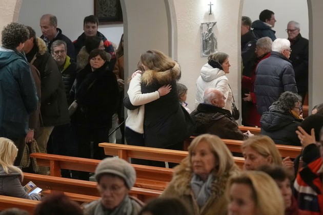 trogatelna-slika-vo-kran-montana-stotici-lugje-na-ulicite-vo-kran-montana-im-oddavaat-pochit-na-zaginatite-vo-pozharot-i-baraat-pravda-11.jpg