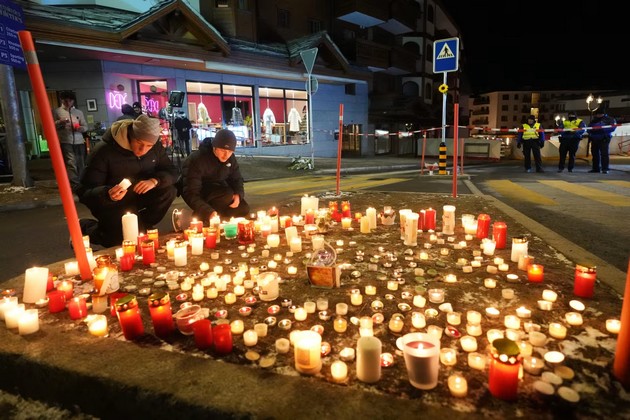 trogatelna-slika-vo-kran-montana-stotici-lugje-na-ulicite-vo-kran-montana-im-oddavaat-pochit-na-zaginatite-vo-pozharot-i-baraat-pravda-12.jpg