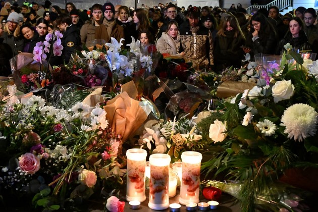 trogatelna-slika-vo-kran-montana-stotici-lugje-na-ulicite-vo-kran-montana-im-oddavaat-pochit-na-zaginatite-vo-pozharot-i-baraat-pravda-13.jpg