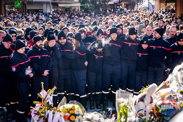 trogatelna-slika-vo-kran-montana-stotici-lugje-na-ulicite-vo-kran-montana-im-oddavaat-pochit-na-zaginatite-vo-pozharot-i-baraat-pravda-14.jpg