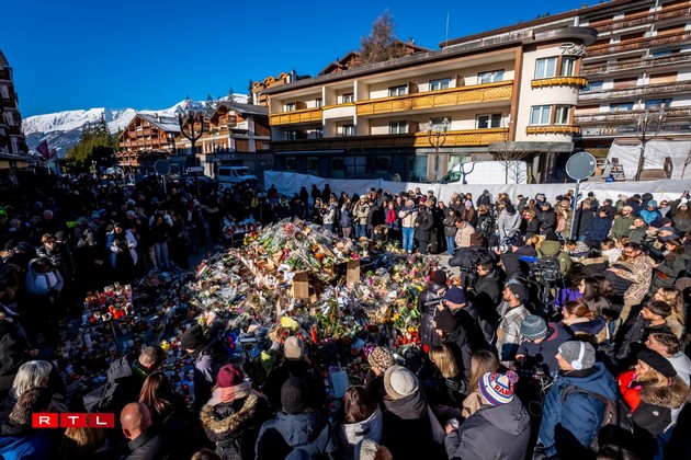 trogatelna-slika-vo-kran-montana-stotici-lugje-na-ulicite-vo-kran-montana-im-oddavaat-pochit-na-zaginatite-vo-pozharot-i-baraat-pravda09.jpg