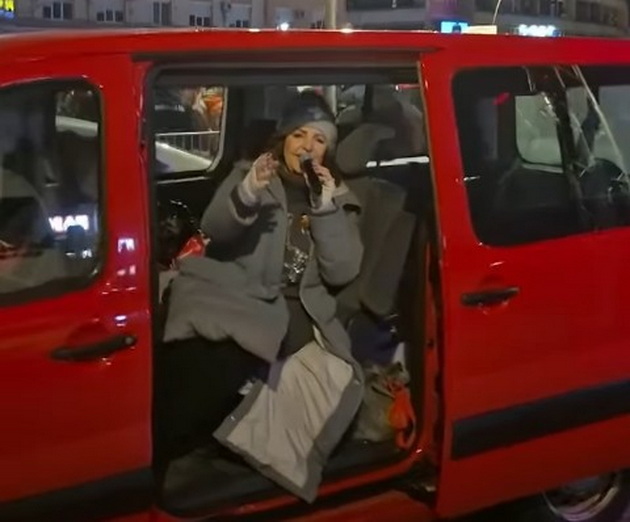 ana-bekuta-isvirkana-vo-chachak-gragjani-ja-gagjaa-so-topki-sneg-peeshe-od-kombe-za-da-go-zavrshi-koncertot-02.jpg