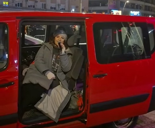 ana-bekuta-isvirkana-vo-chachak-gragjani-ja-gagjaa-so-topki-sneg-peeshe-od-kombe-za-da-go-zavrshi-koncertot-05.jpg