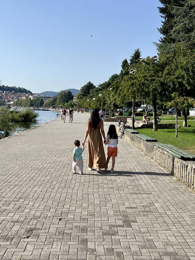 andrijana-od-skopje-e-stjuardesa-i-majka-na-2-deca-prisustvuvav-na-ragjanje-na-bebe-vo-avion-07.jpeg