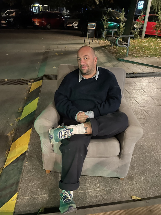 indog-e-mazh-so-alternativen-moden-stil-stilot-e-vkus-a-ne-budjet-imam-skapi-parchinja-bez-logoa-shto-vrishtat-07.jpg