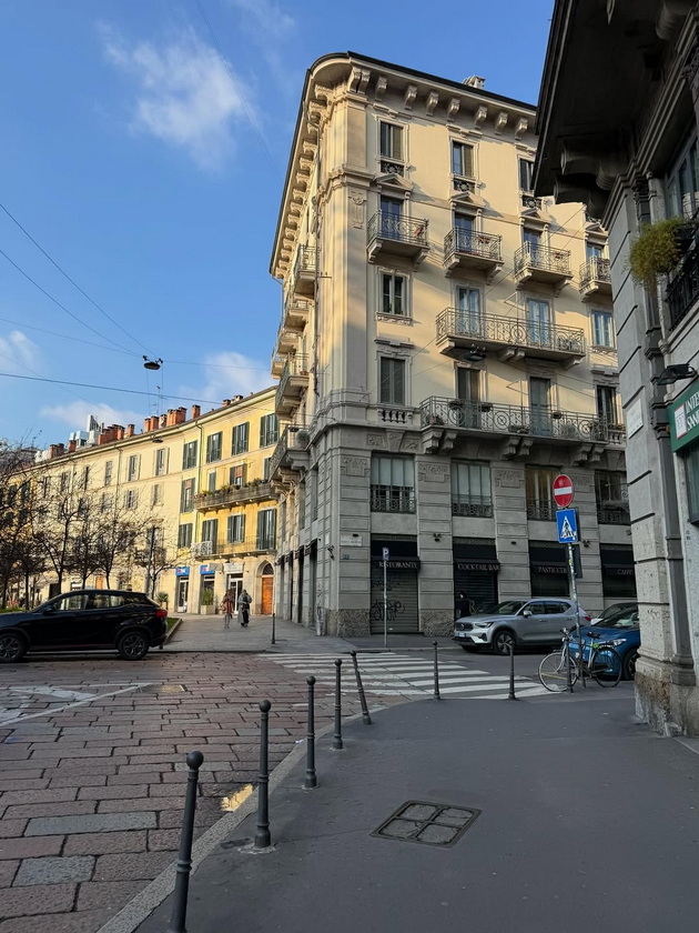 lazar-ristovski-vo-milano-so-39-godini-pomladata-devojka-ja-fotografira-vo-krevet-taa-bleska-od-srekja-17.jpg