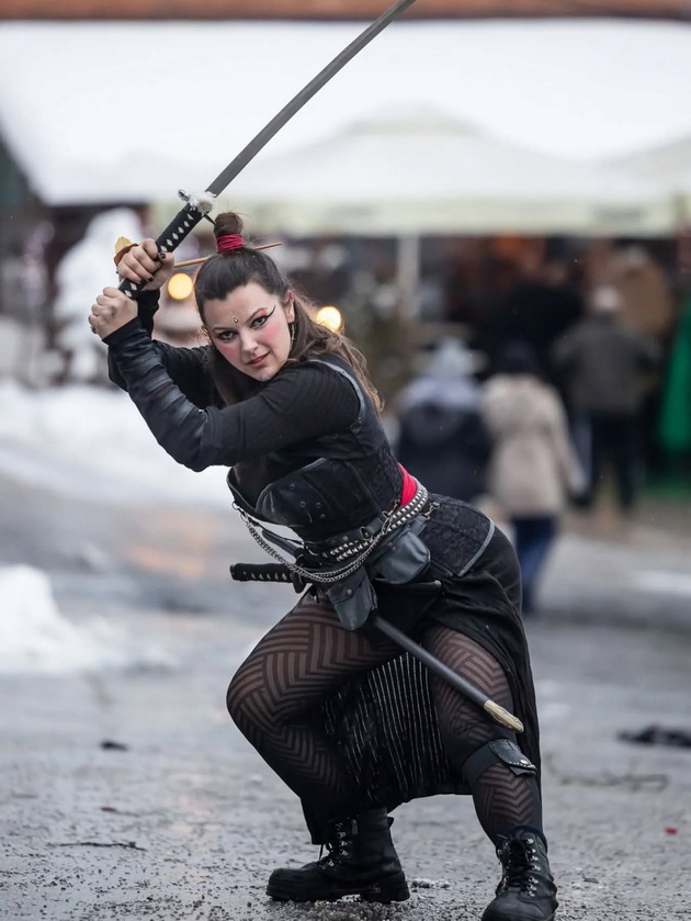 ledenata-betika-15-godini-uchestvuva-na-vevchanski-karneval-sama-gi-pravam-maskite-sum-se-vrakjala-od-laponija-za-karnevalot-04_copy.jpg