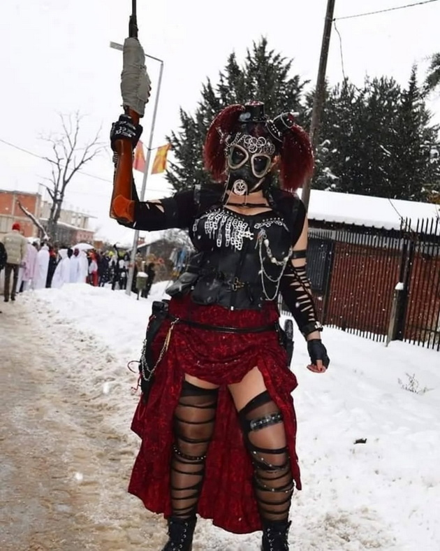 ledenata-betika-15-godini-uchestvuva-na-vevchanski-karneval-sama-gi-pravam-maskite-sum-se-vrakjala-od-laponija-za-karnevalot-07.jpg