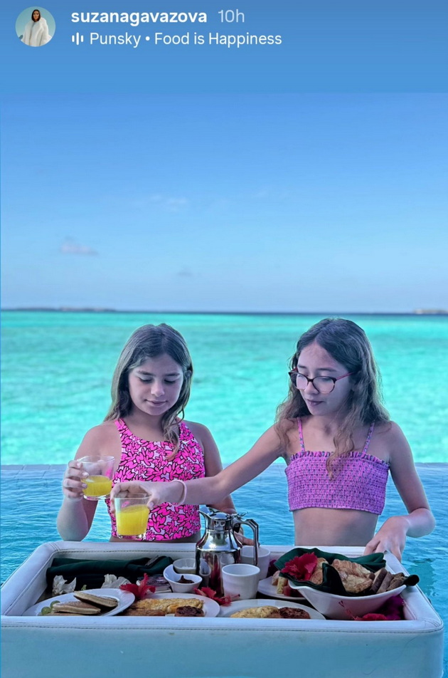 suzana-gavazova-so-pokazha-izvajanoto-telo-zaljubeno-go-gleda-soprugot-uzhiva-na-maldivi-05.jpg