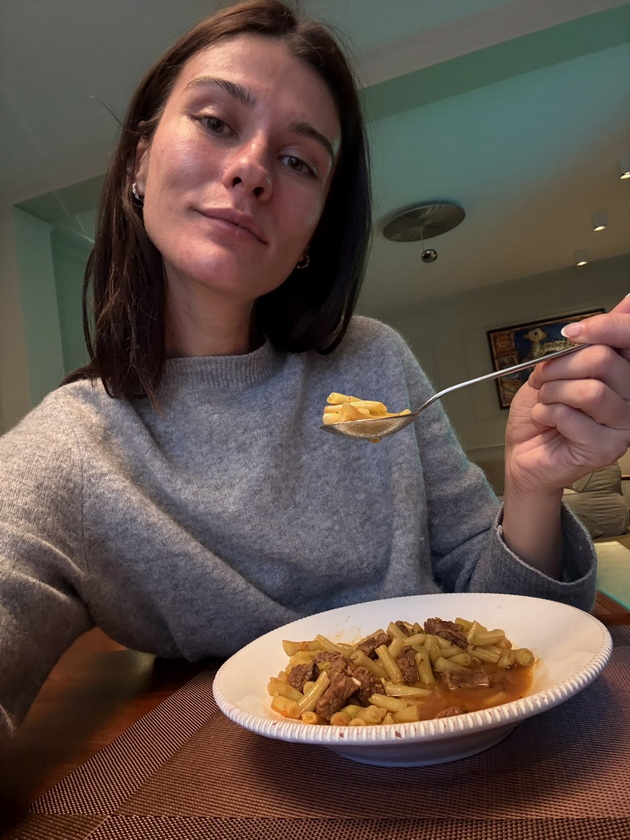 vo-kujna-so-katarina-ivanovska-recept-za-boranija-so-juneshko-mandja-shto-ja-obozhavaat-nejzinite-deca-03.jpg
