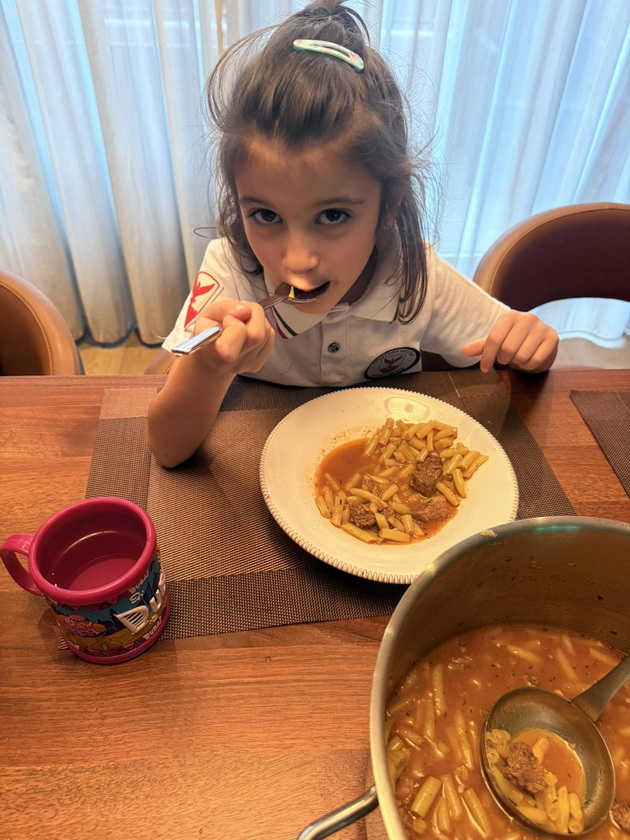 vo-kujna-so-katarina-ivanovska-recept-za-boranija-so-juneshko-mandja-shto-ja-obozhavaat-nejzinite-deca-05.jpg