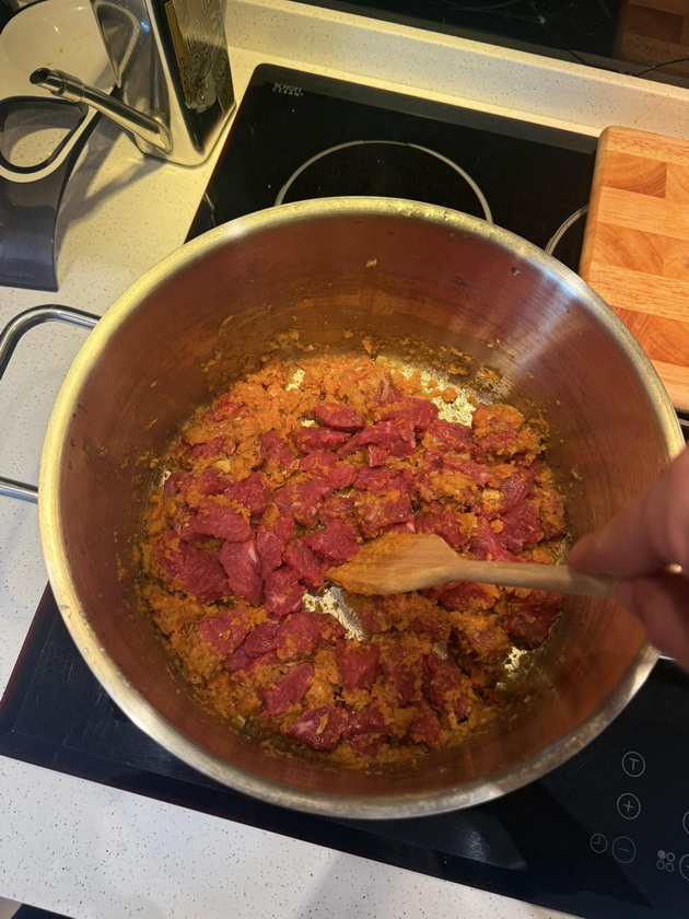 vo-kujna-so-katarina-ivanovska-recept-za-boranija-so-juneshko-mandja-shto-ja-obozhavaat-nejzinite-deca-09.jpg