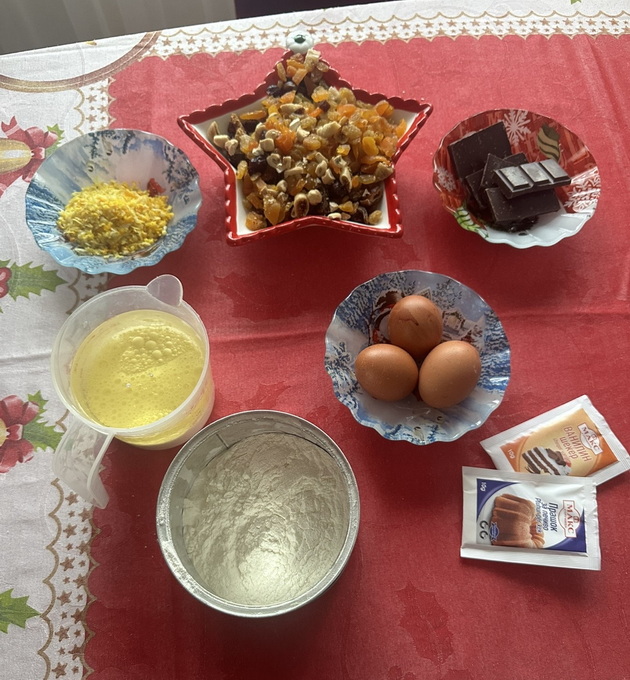 vo-kujna-so-simona-od-skopje-bozhikjen-kolach-so-suvo-ovoshje-02.jpg