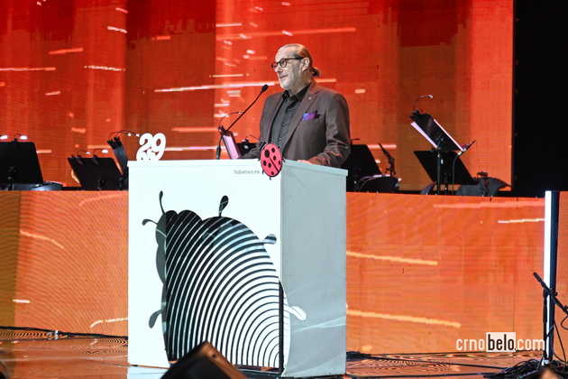 emotivni-momenti-na-zlatna-bubamara-26-djambazov-so-grutka-recitira-za-kochani-02.JPG