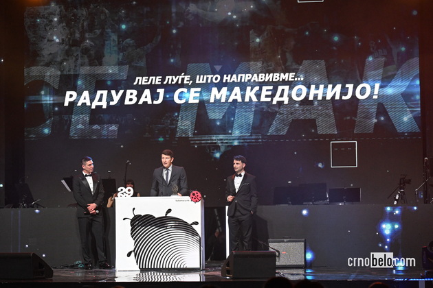 emotivni-momenti-na-zlatna-bubamara-26-djambazov-so-grutka-recitira-za-kochani-40_copy.JPG