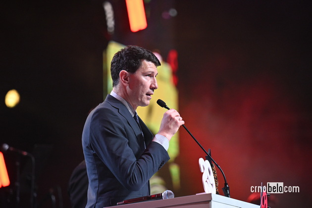 emotivni-momenti-na-zlatna-bubamara-26-djambazov-so-grutka-recitira-za-kochani-45_copy.JPG