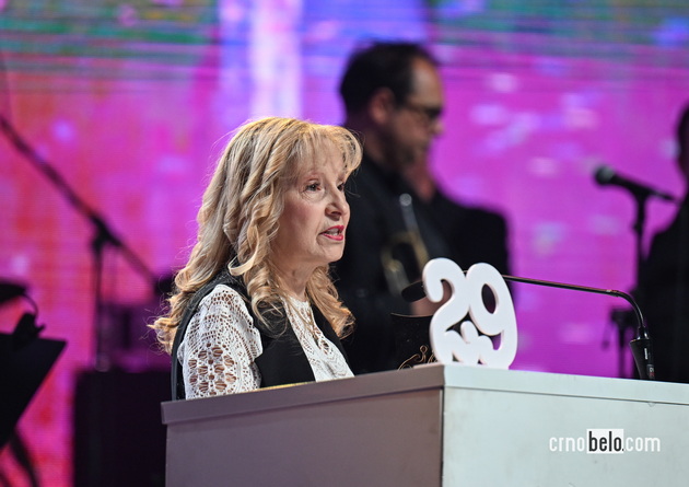 emotivni-momenti-na-zlatna-bubamara-26-djambazov-so-grutka-recitira-za-kochani-55.JPG