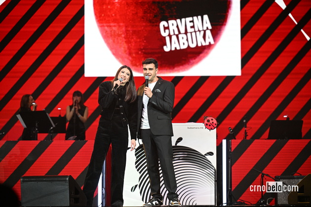 emotivni-momenti-na-zlatna-bubamara-26-djambazov-so-grutka-recitira-za-kochani-65.JPG