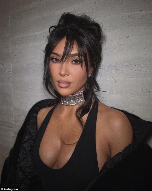 kim-kardashijan-i-luis-hamilton-zaedno-na-super-bowl-po-tajnata-romansa-prvpat-flertuvaat-vo-javnost-im-chitaat-od-usni-video-04.jpg