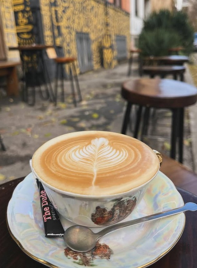 mesto-so-vrvno-kafe-vo-skopje-the-dude-izbrano-megju-100-najdobri-kafeterii-vo-svetot-16.jpg
