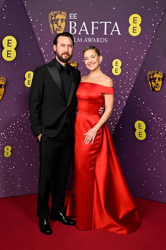 najvpechatlivite-parovi-na-bafta-nagradite-2026-vilijam-i-kejt-tenzichni-kajli-djener-vljubena-10.jpg