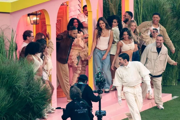 oblechen-e-vo-zara-autfit-par-se-vencha-srede-nastap-legendarniot-performans-na-bad-bunny-na-super-bowl-2026-video-02.jpg