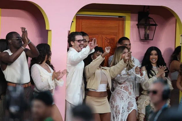 oblechen-e-vo-zara-autfit-par-se-vencha-srede-nastap-legendarniot-performans-na-bad-bunny-na-super-bowl-2026-video-03.jpg