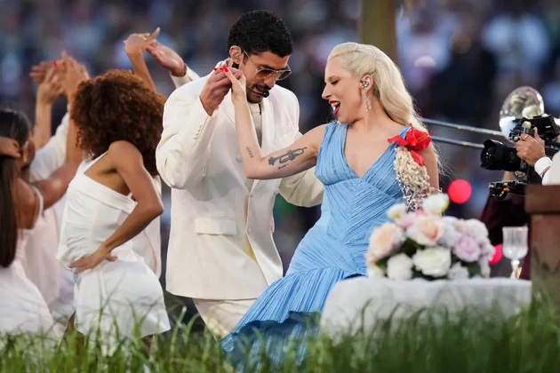 oblechen-e-vo-zara-autfit-par-se-vencha-srede-nastap-legendarniot-performans-na-bad-bunny-na-super-bowl-2026-video-04.jpg