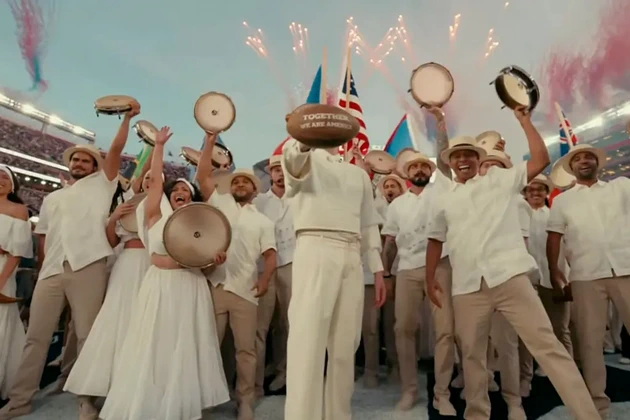 oblechen-e-vo-zara-autfit-par-se-vencha-srede-nastap-legendarniot-performans-na-bad-bunny-na-super-bowl-2026-video-07.jpg