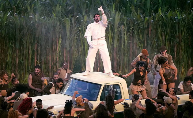 oblechen-e-vo-zara-autfit-par-se-vencha-srede-nastap-legendarniot-performans-na-bad-bunny-na-super-bowl-2026-video-12.jpg