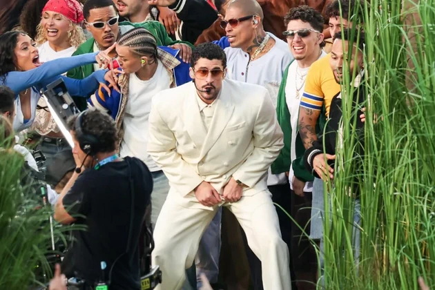oblechen-e-vo-zara-autfit-par-se-vencha-srede-nastap-legendarniot-performans-na-bad-bunny-na-super-bowl-2026-video-14.jpg