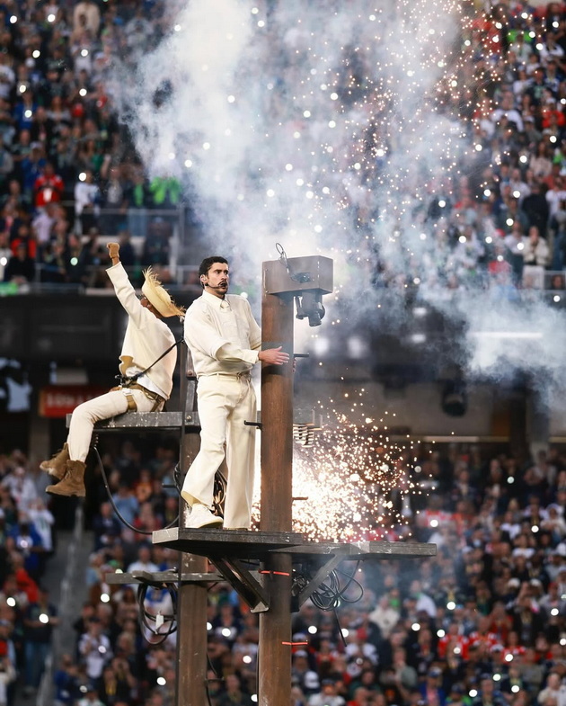 oblechen-e-vo-zara-autfit-par-se-vencha-srede-nastap-legendarniot-performans-na-bad-bunny-na-super-bowl-2026-video-22_2.jpg