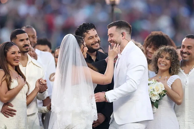 oblechen-e-vo-zara-autfit-par-se-vencha-srede-nastap-legendarniot-performans-na-bad-bunny-na-super-bowl-2026-video-23.jpg