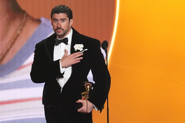 oblechen-e-vo-zara-autfit-par-se-vencha-srede-nastap-legendarniot-performans-na-bad-bunny-na-super-bowl-2026-video.jpg