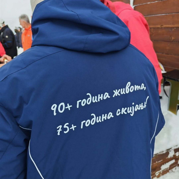 pozitiva-na-denot-dedo-od-srbija-go-proslavi-90-tiot-rodenden-so-skijanje-i-jakna-so-kul-natpis-02.jpg