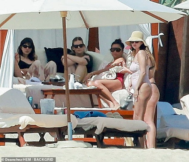 selena-gomez-ne-propushta-odmor-so-drugarkite-se-soncha-vo-monokini-na-plazha-vo-meksiko-foto-03.jpg