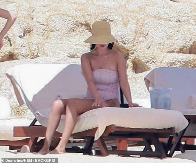 selena-gomez-ne-propushta-odmor-so-drugarkite-se-soncha-vo-monokini-na-plazha-vo-meksiko-foto-04.jpg