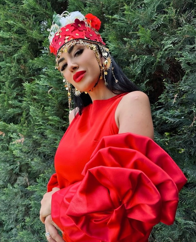 bojana-skenderovski-41-go-proslavi-rodendenot-na-soprugot-55-na-tenerife-pa-otkri-koja-zhena-i-e-idol-vo-zhivotot-07.jpg