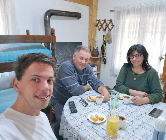 eden-den-so-bube-momche-so-oshteten-sluh-koe-chuva-pcheli-vo-selo-podles-i-zarabotuva-so-semejstvoto-02.jpg