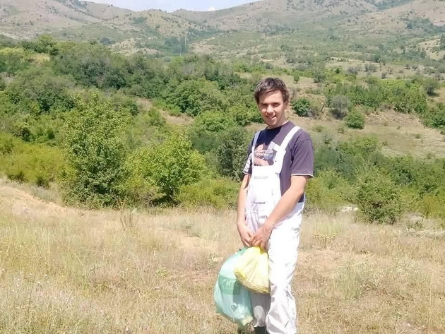 eden-den-so-bube-momche-so-oshteten-sluh-koe-chuva-pcheli-vo-selo-podles-i-zarabotuva-so-semejstvoto-16.jpg