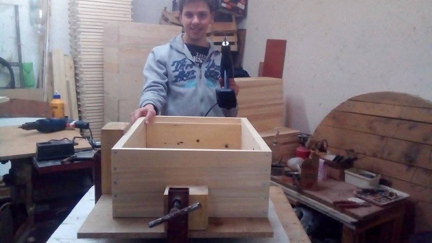 eden-den-so-bube-momche-so-oshteten-sluh-koe-chuva-pcheli-vo-selo-podles-i-zarabotuva-so-semejstvoto-19.jpg