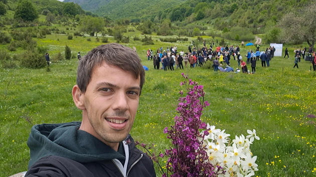eden-den-so-bube-momche-so-oshteten-sluh-koe-chuva-pcheli-vo-selo-podles-i-zarabotuva-so-semejstvoto-26.jpg