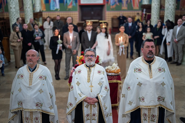 go-pokazha-trudnichkoto-stomache-stole-stoilov-megju-gostite-atmosferata-na-svadbata-na-dejan-manaskov-i-biljana-foto-23.jpg