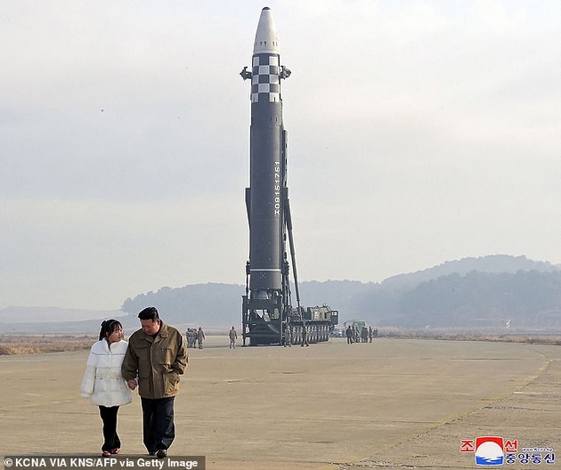 kim-djong-un-kontroverzniot-lider-na-severna-koreja-ja-izbra-13-godishnata-kjerka-za-iden-lider-na-zemjata-04.jpg