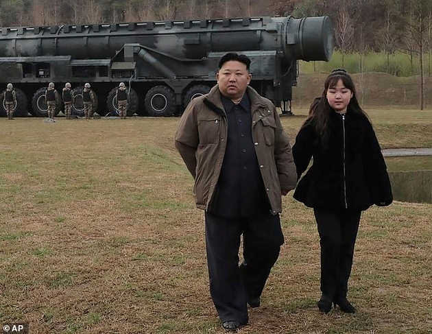 kim-djong-un-kontroverzniot-lider-na-severna-koreja-ja-izbra-13-godishnata-kjerka-za-iden-lider-na-zemjata-09.jpg