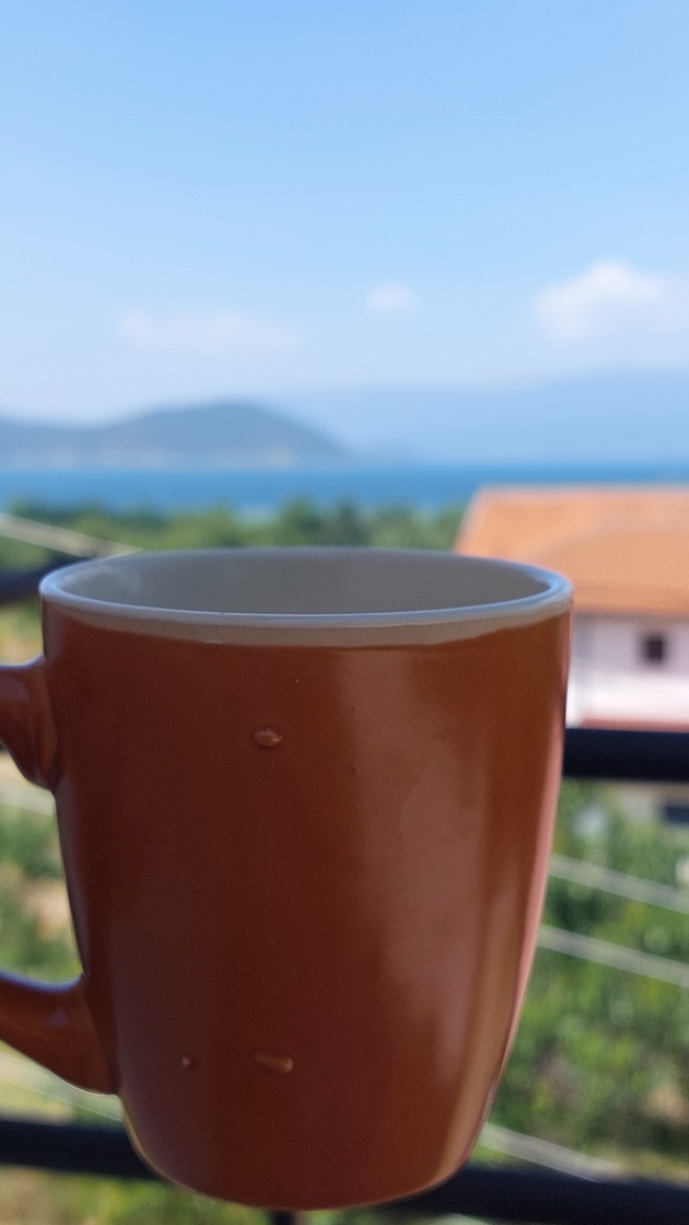 kristina-paskoska-za-nashite-sela-dolno-dupeni-ima-najubav-pogled-za-utrinsko-kafe-stenje-za-kampuvanje-pod-dzvezdite-07.jpg