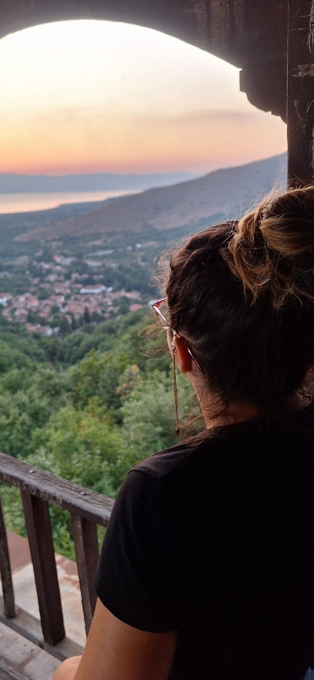 kristina-paskoska-za-nashite-sela-dolno-dupeni-ima-najubav-pogled-za-utrinsko-kafe-stenje-za-kampuvanje-pod-dzvezdite-15.jpg