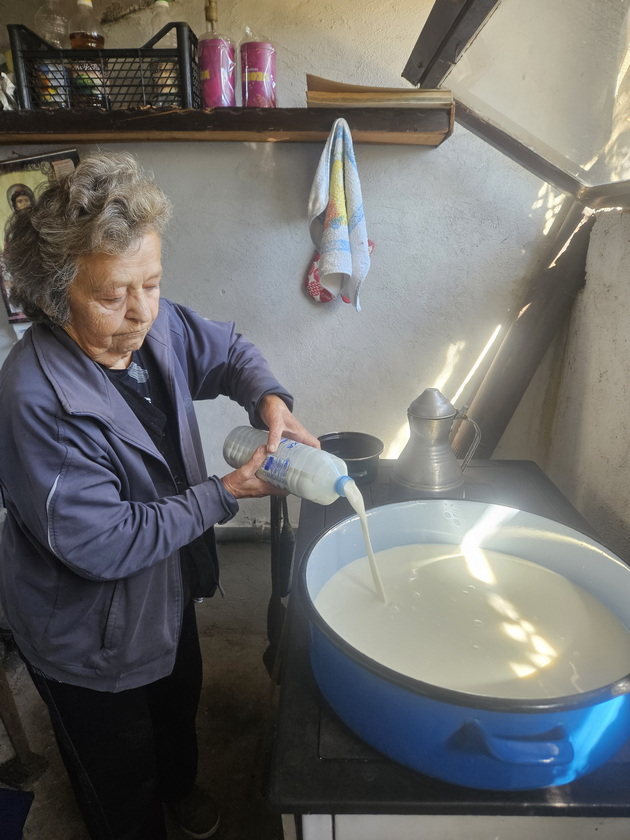mario-21-od-bitola-uchi-fakultet-i-ima-farma-vo-selo-krklino-nosam-kozi-na-pasenje-sobiram-jajca-od-kokoshkite-11.jpg