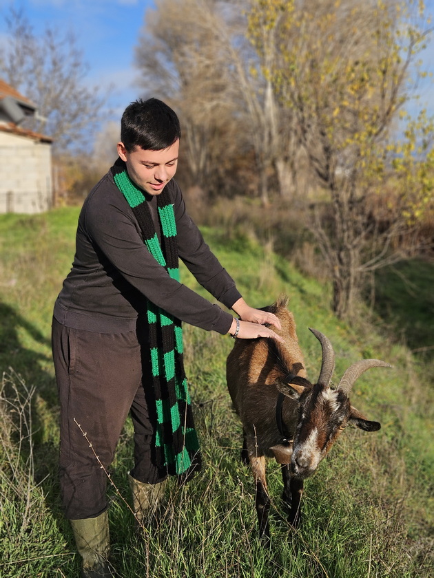 mario-21-od-bitola-uchi-fakultet-i-ima-farma-vo-selo-krklino-nosam-kozi-na-pasenje-sobiram-jajca-od-kokoshkite-31.jpg