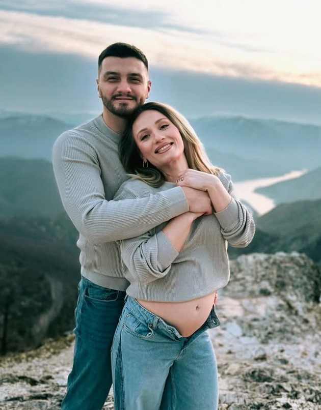 pejachkata-aleksandra-janeva-go-ochekuva-prvoto-dete-so-soprugot-go-pokazha-trudnichkoto-stomache-na-kozjak-04.jpg